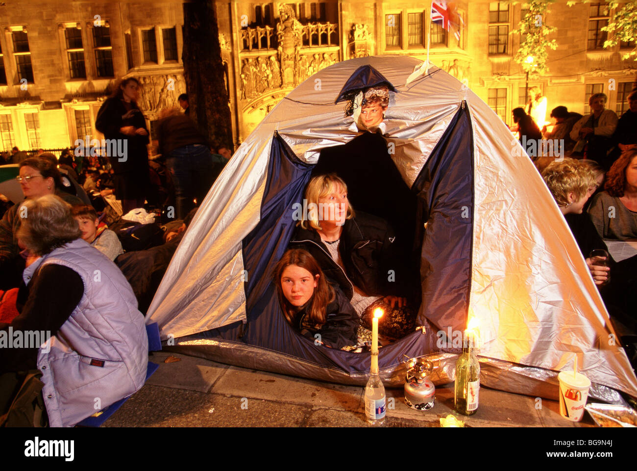 Menschen im Parlament camping Platz am Vorabend der Beerdigung von Prinzessin Diana Stockfoto