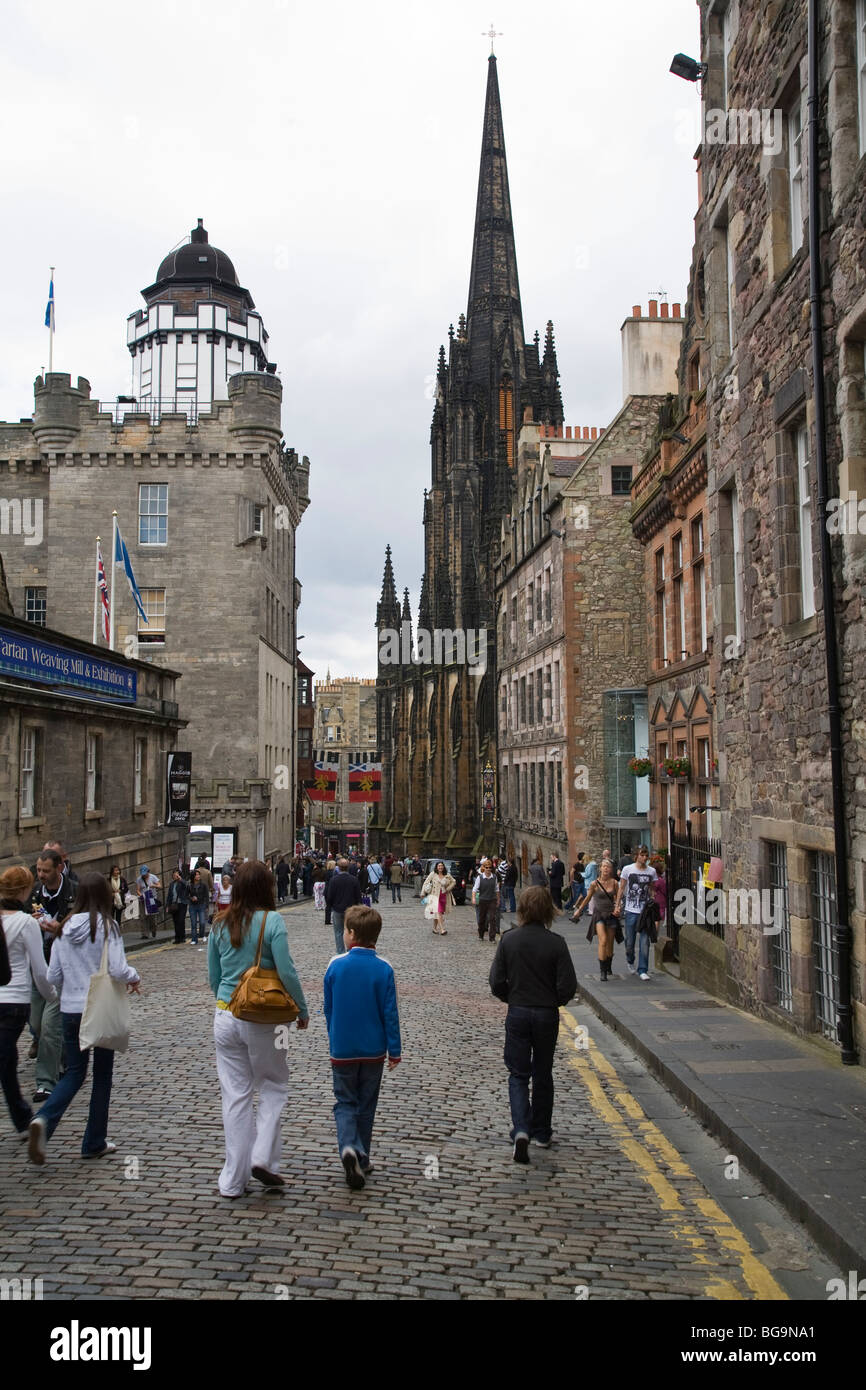 Auf der Royal Mile vom Edinburgh Castle, mit Edinburgh Camera Obscura auf linken Seite Stockfoto