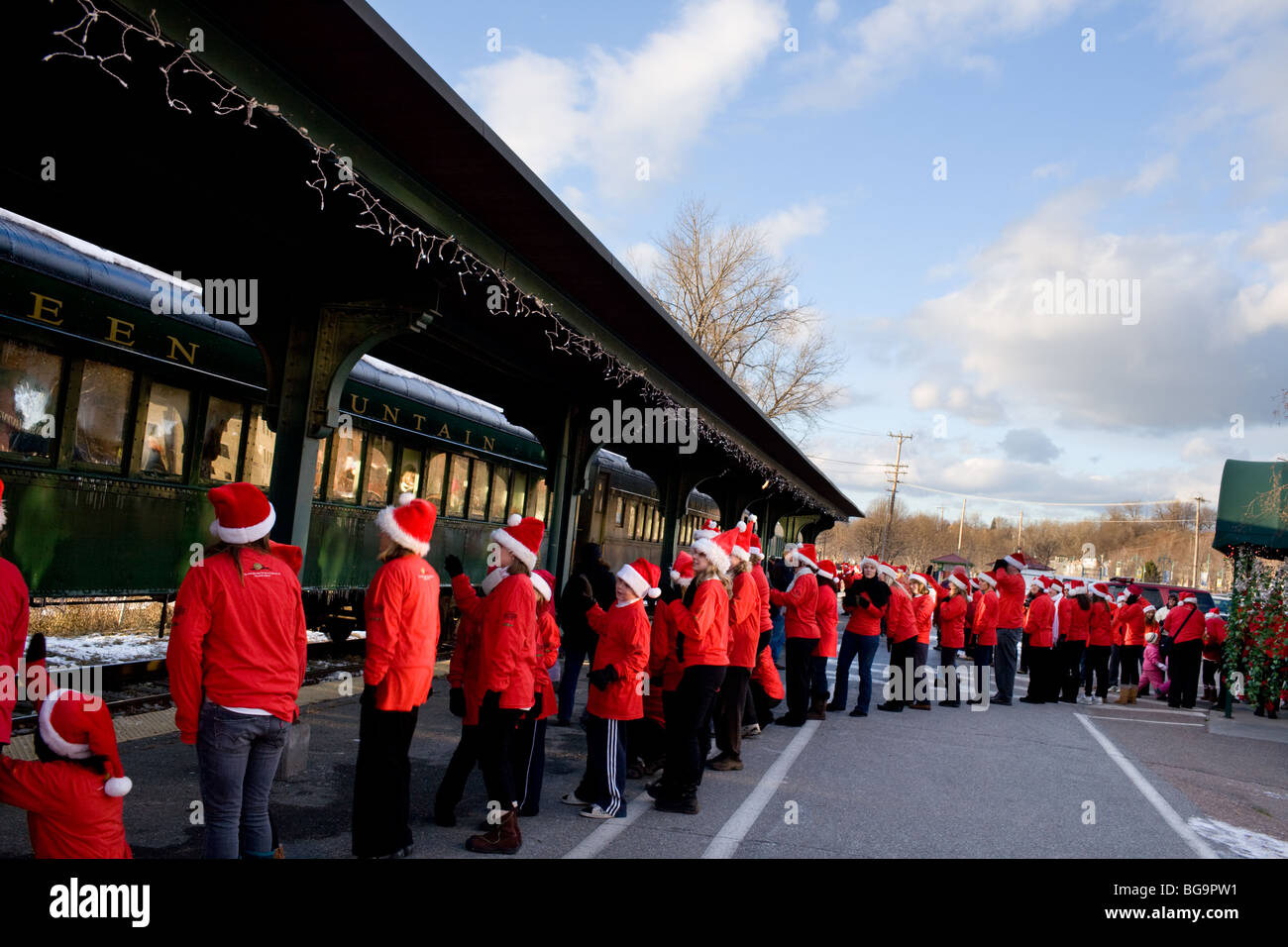 Weihnachtselfen begrüßen Kinder, Polar Express Zugfahrt und Märchenstunde, Burlington, Vermont Stockfoto
