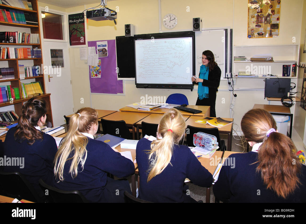 Lehrerin mit Klasse, Heathfield St.Marys Schule, London Road, Ascot, Berkshire, England, Vereinigtes Königreich Stockfoto