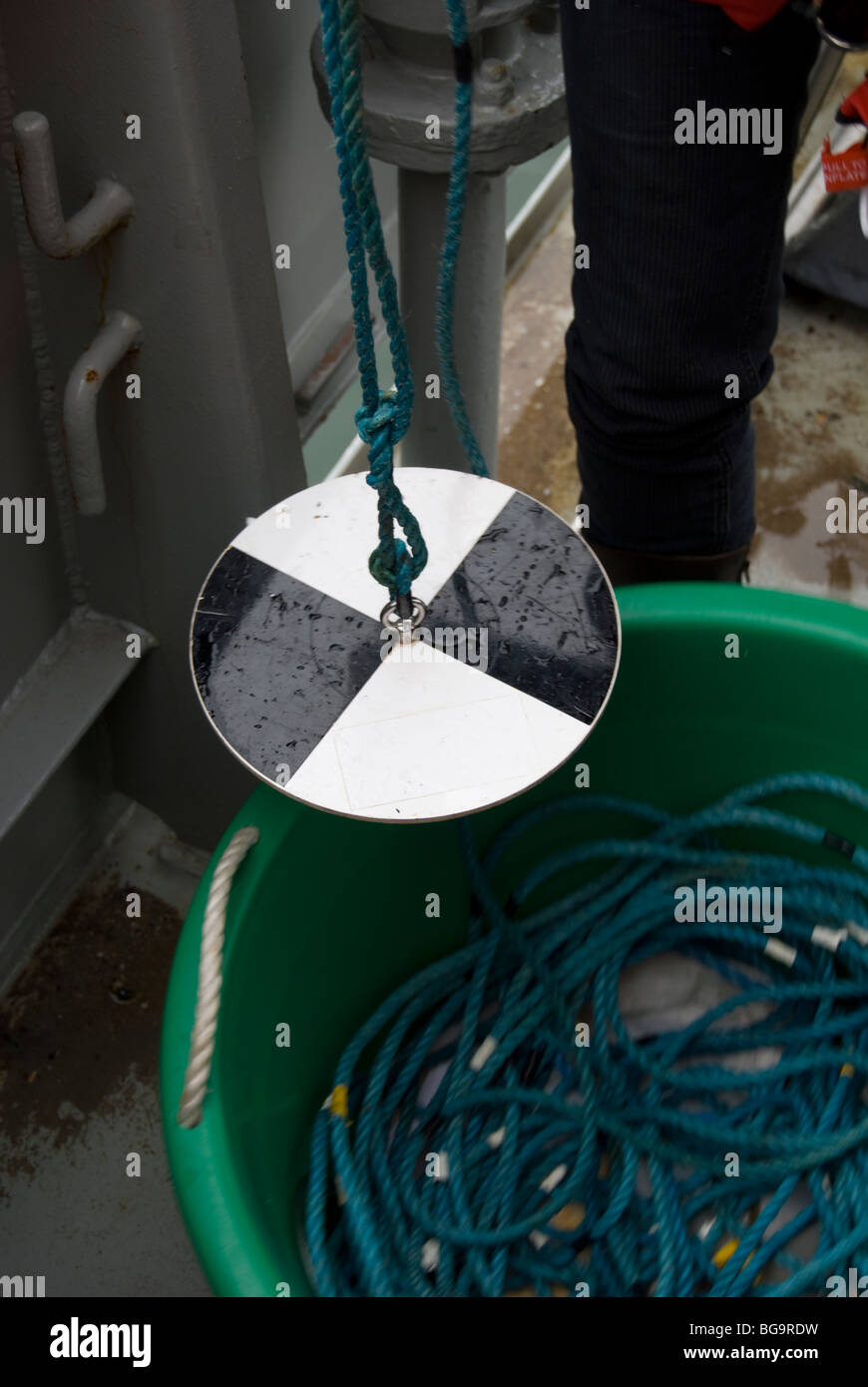 Forscher zeigen Geräte messen Wasser turbity, Irland Stockfoto