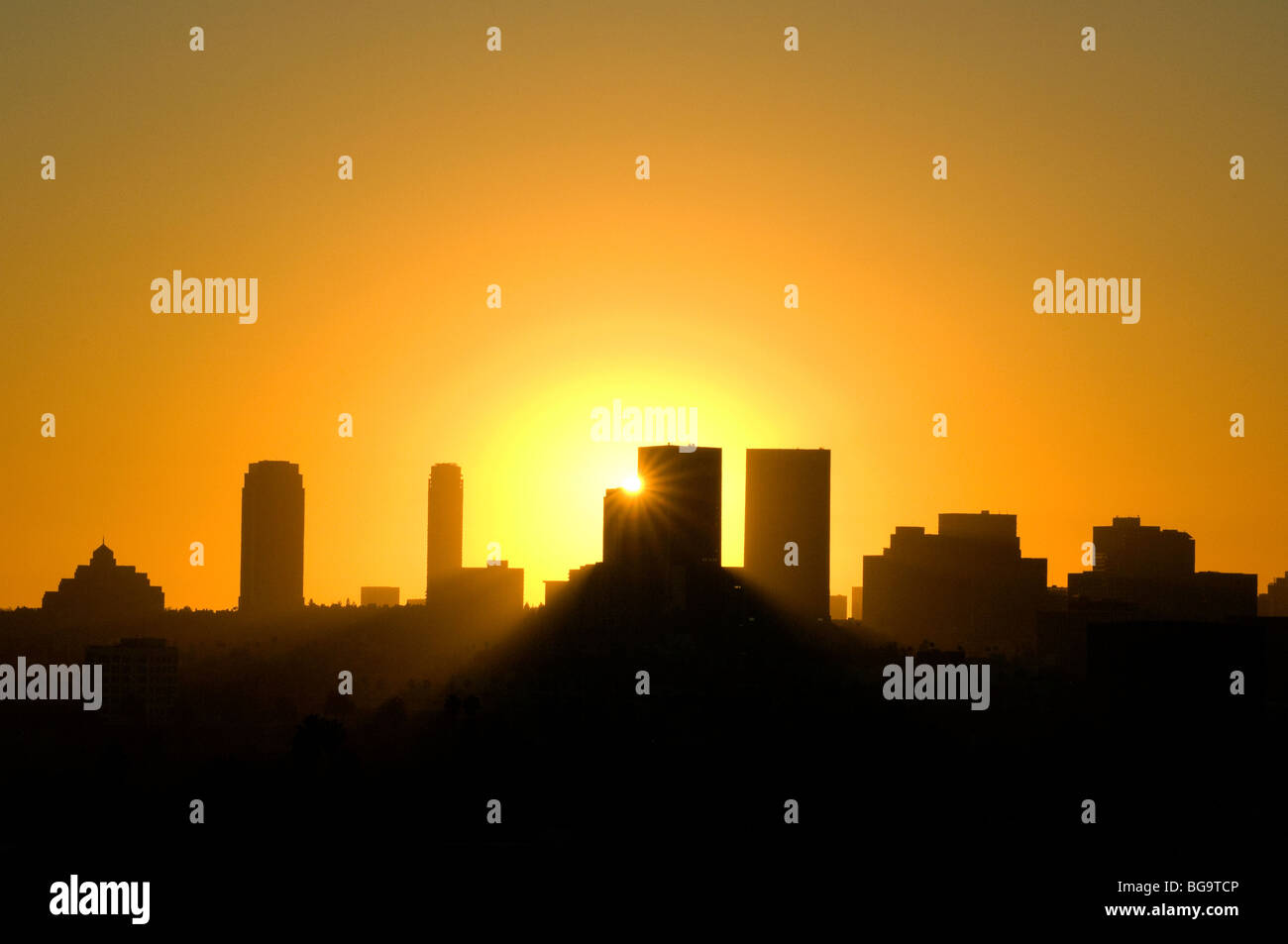 Strahlende Sonne hinter der Skyline der Stadt Stockfoto