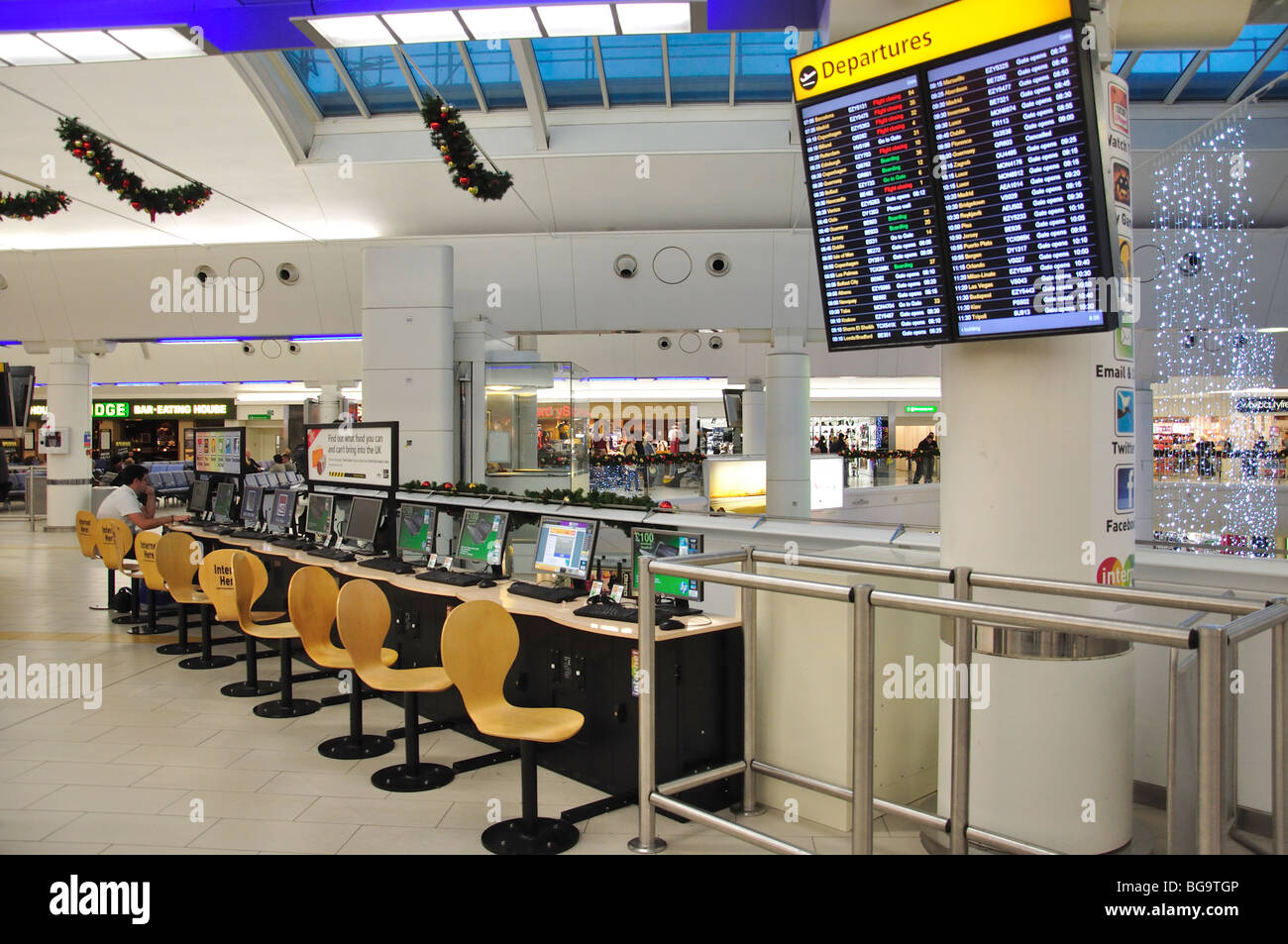 Internet-Zugang-Computer, Abflughalle, Süd-Terminal, Flughafen Gatwick, Crawley, West Sussex, England, Vereinigtes Königreich Stockfoto