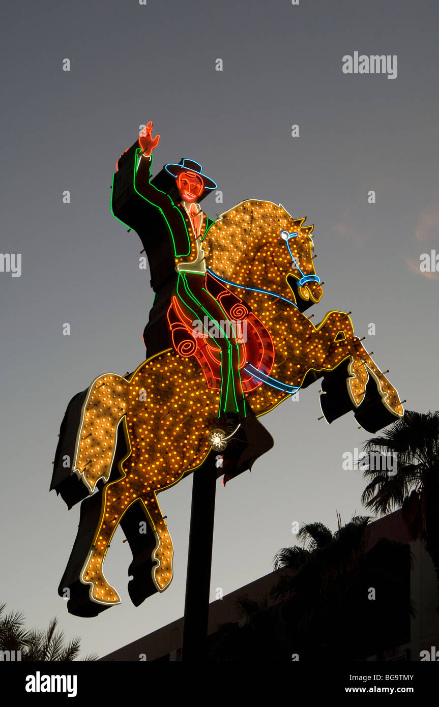 Historische Leuchtreklamen auf dem Display auf der Fremont Street in Downtown Las Vegas Stockfoto