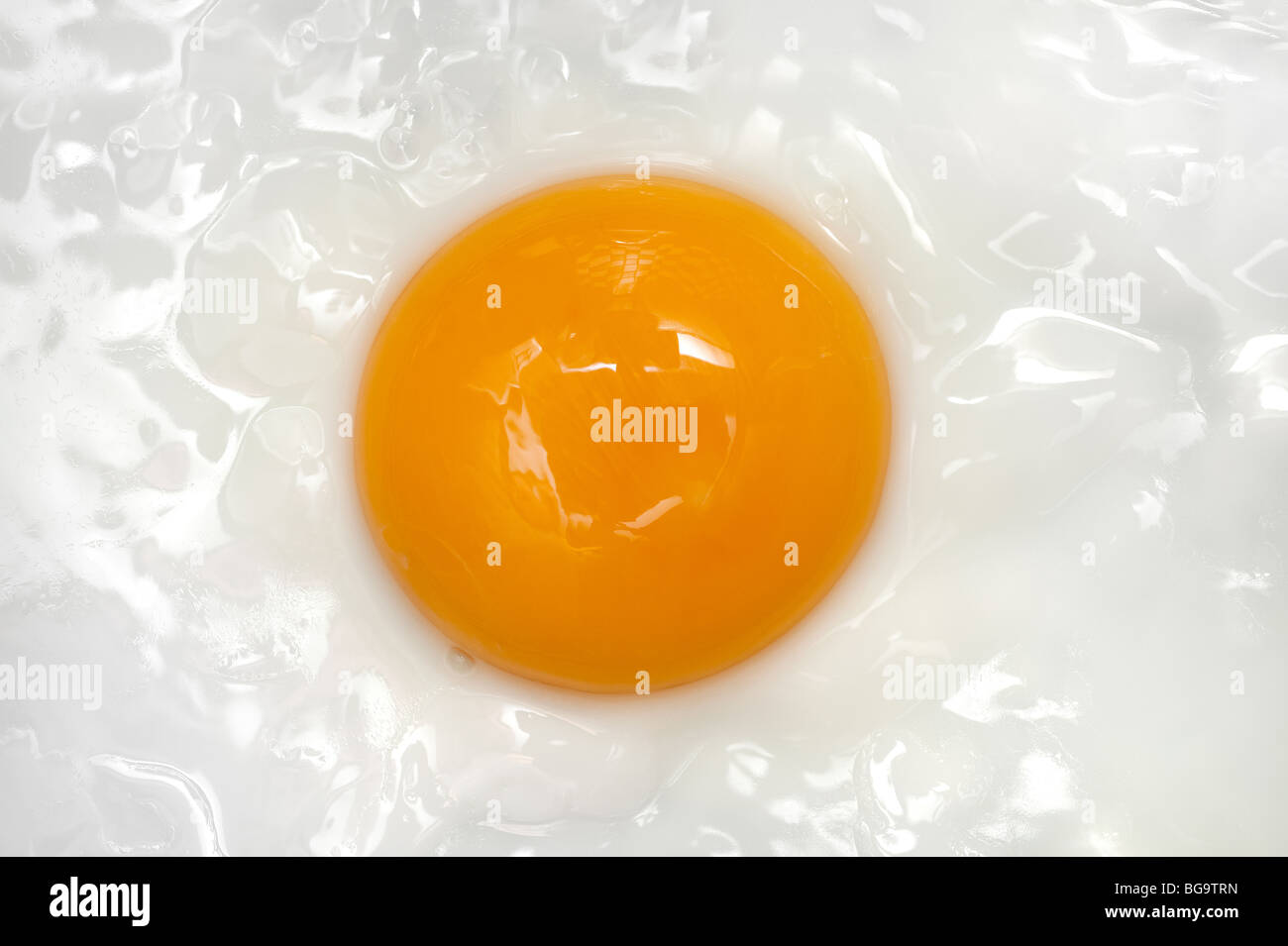 Ein Spiegelei in der Pfanne gekocht wird, bis zur Perfektion zum Frühstück Essen. Stockfoto