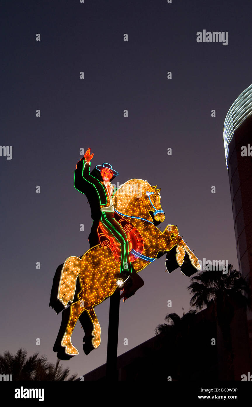 Historische Leuchtreklamen auf dem Display auf der Fremont Street in Downtown Las Vegas Stockfoto