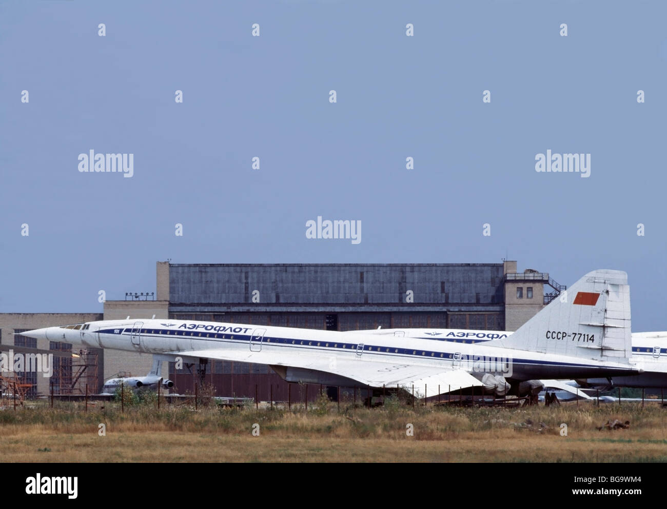 Eingemottet Tu - 144D, der erste Überschall-Verkehrsflugzeug zu fliegen, vor einem Kleiderbügel auf dem Flugplatz Schukowski bei Moskau, Russland Stockfoto