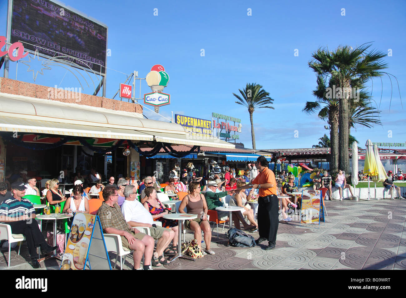 Cafés im Freien am Strand promenade, Playa del Ingles, San Bartolome de Tirajana Gemeinde Gran Canaria, Kanarische Inseln, Spanien Stockfoto