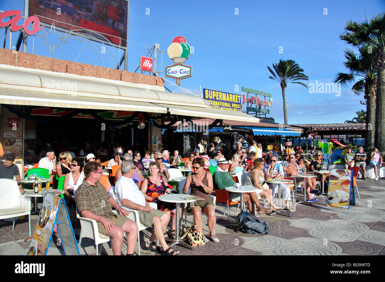 Cafés im Freien am Strand promenade, Playa del Ingles, San Bartolome de Tirajana Gemeinde Gran Canaria, Kanarische Inseln, Spanien Stockfoto