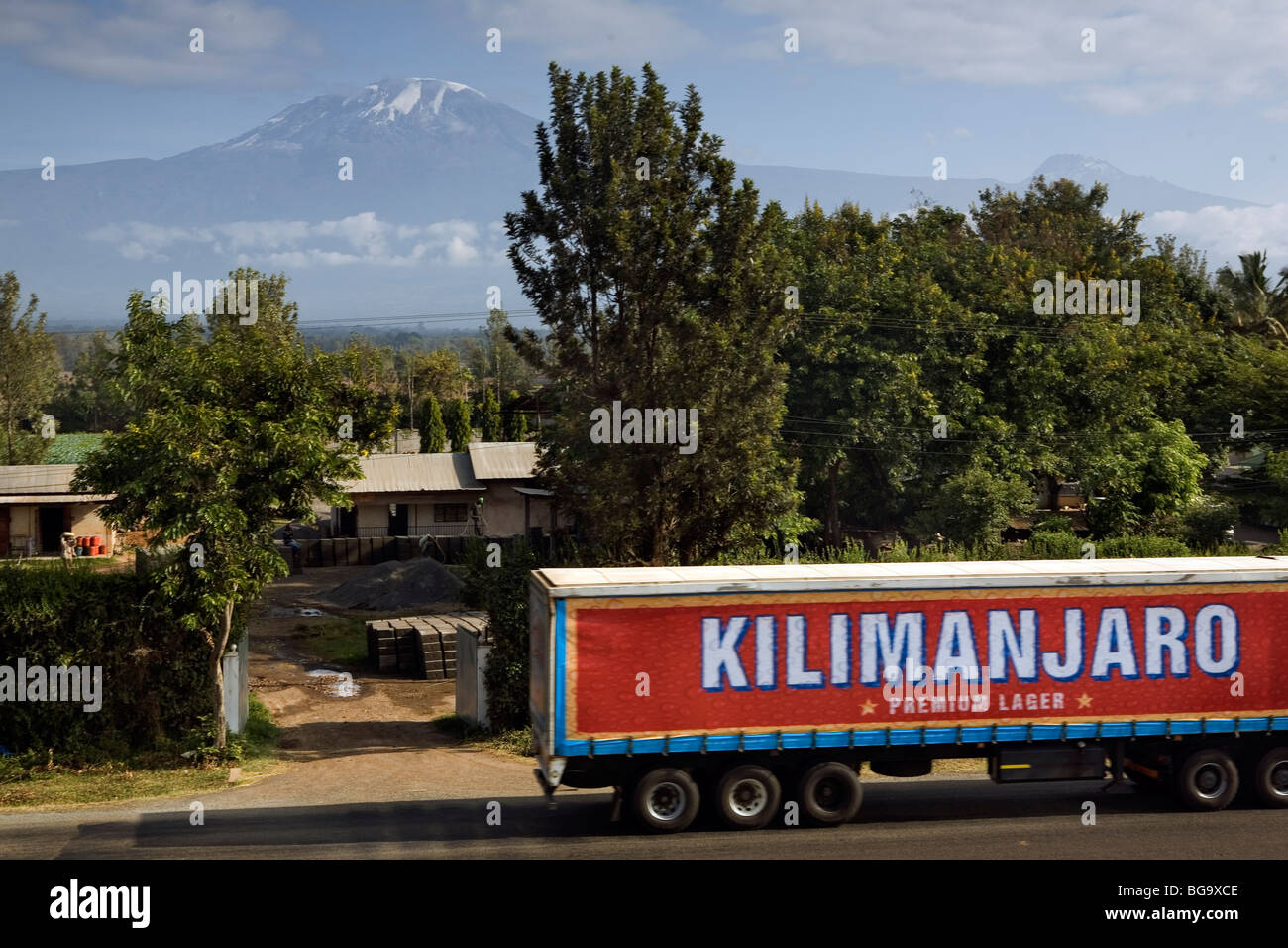 Eine Kilimanjaro-Bierwagen übergibt seinen Namensvetter Berg, Kilimanjaro-Region, Tansania, Ostafrika. Stockfoto