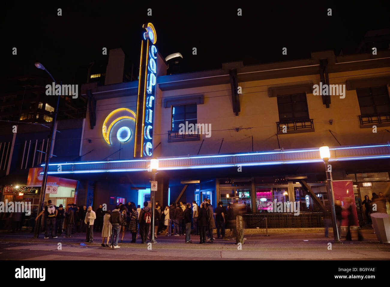 Eine Warteschlange von Gönnern außerhalb Caprice Nachtclub in Granville Entertainment District, Downtown Vancouver, BC, Kanada Stockfoto