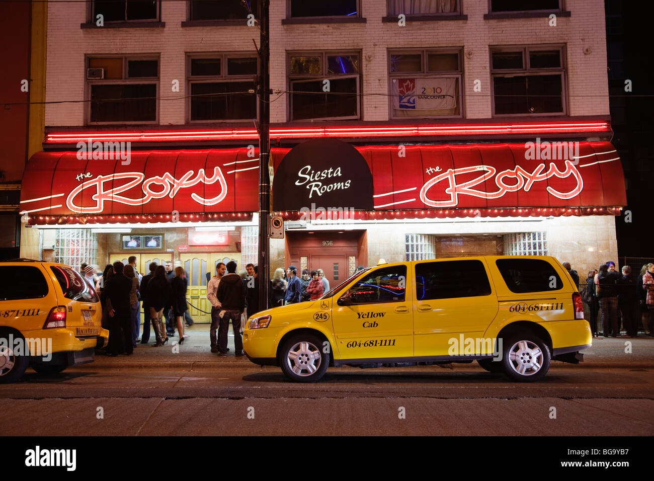 Eine Menge Leute vor The Roxy Nachtclub an der Granville Street, Vancouver, BC, Kanada Stockfoto