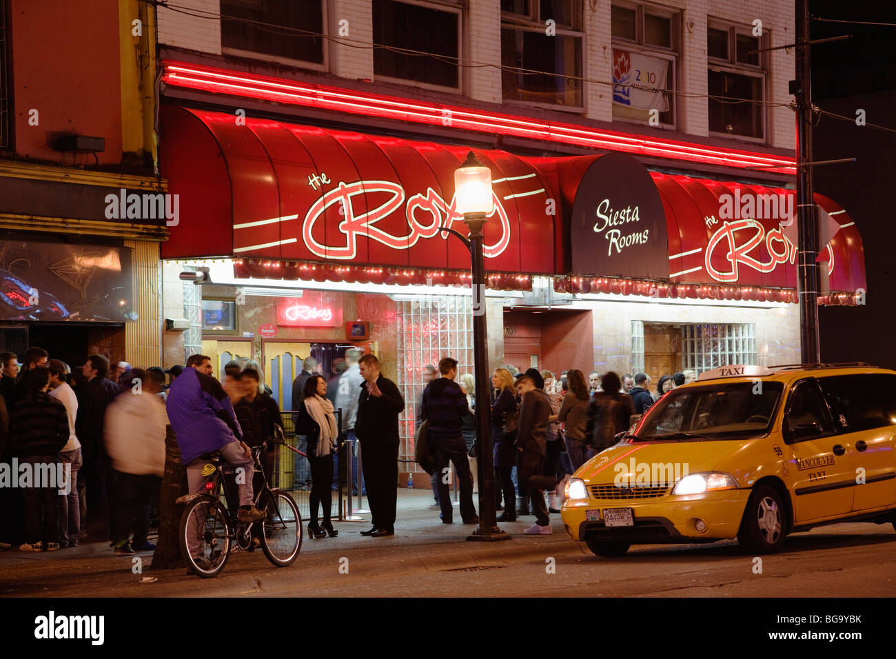 Eine Menge Leute vor The Roxy Nachtclub an der Granville Street, Vancouver, BC, Kanada Stockfoto