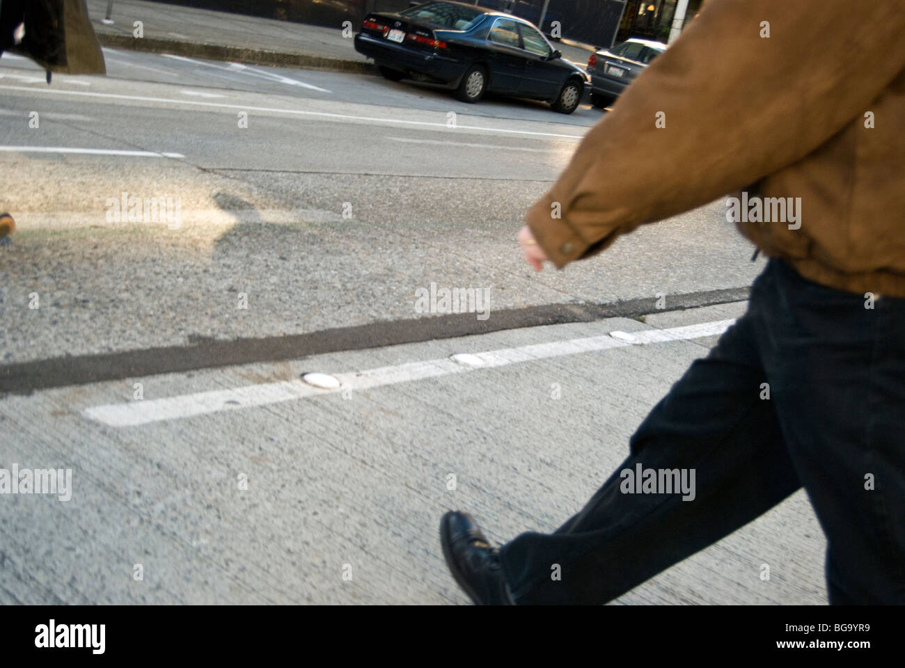 Ein Mann überquert eine Straße in Seattle, Washington. Stockfoto