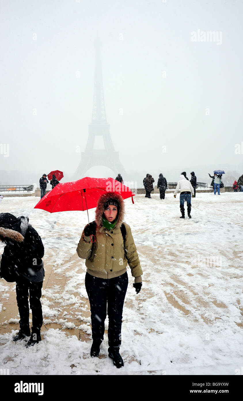 Paris, Frankreich, Winterszene große Gruppe Leute, die mit Regenschirmen im Schneesturm spazieren gehen, Touristen, die den Eiffelturm auf dem Place Trocadero, Straße besuchen Stockfoto