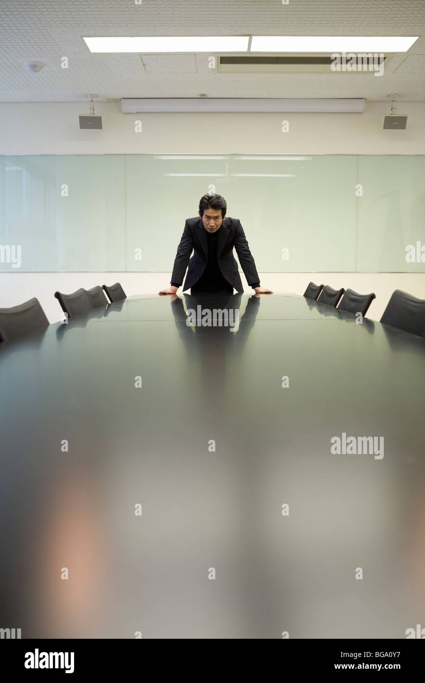 Porträt von reifer Mann am Besprechungstisch Stockfoto