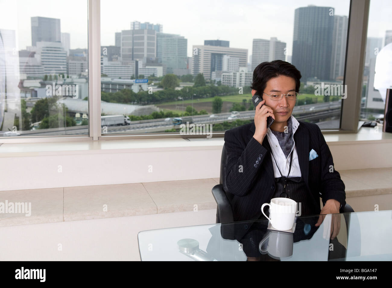 Reifer Mann am Handy sprechen Stockfoto