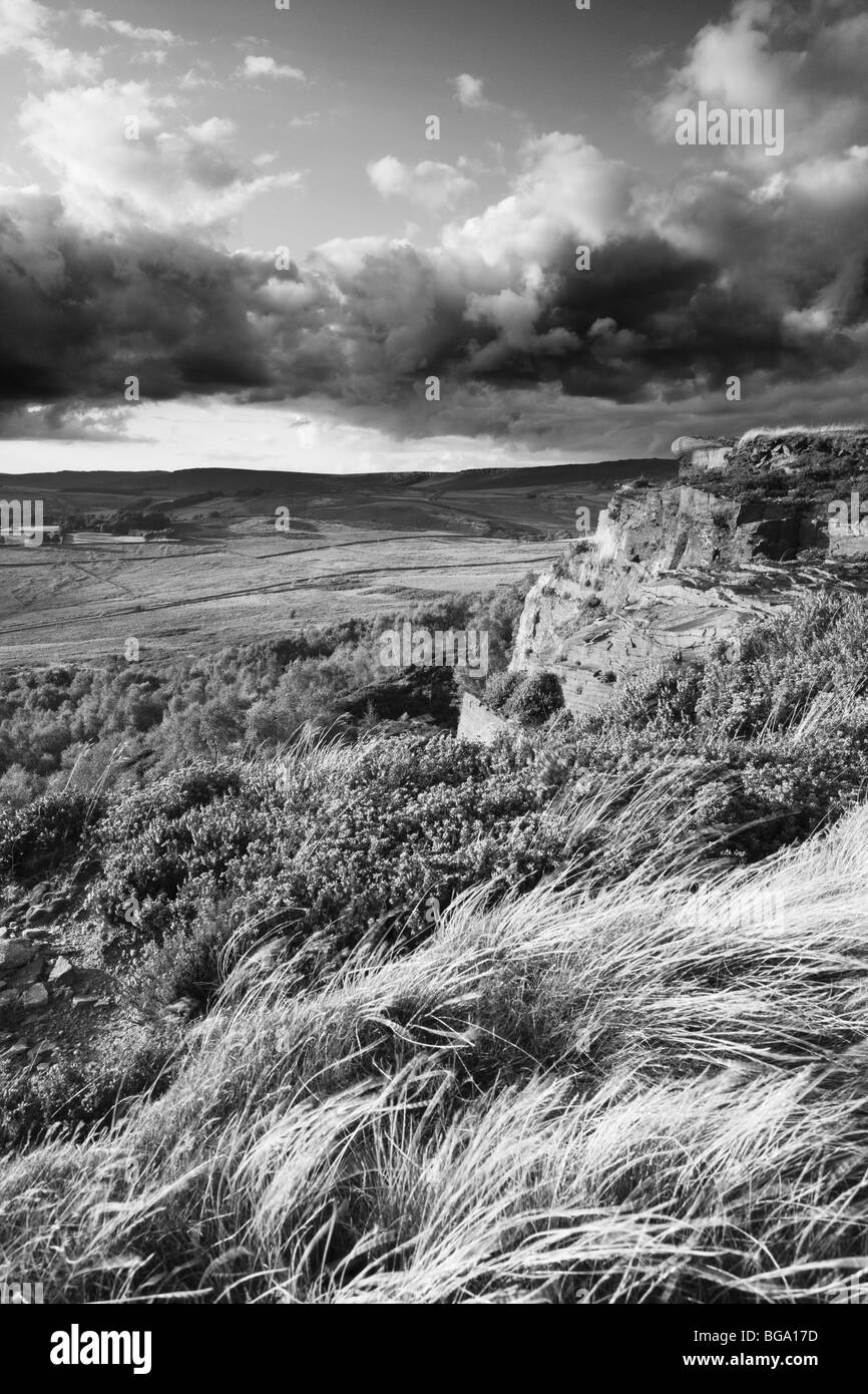Mühlstein Edge auf Hathersage Moor, nahe dem Dorf Hathersage in der Peak District National Park, Derbyshire, England, UK. Stockfoto