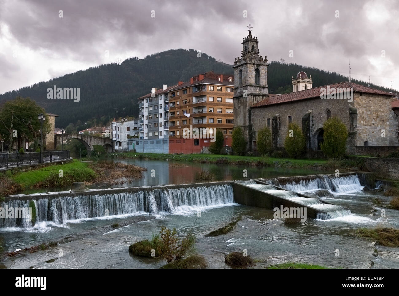 Kirche und Cadagua Fluss Balmaseda, Vizcaya, Baskenland, Pais Vasco, Bizkaia, Spanien, Europa, Stockfoto