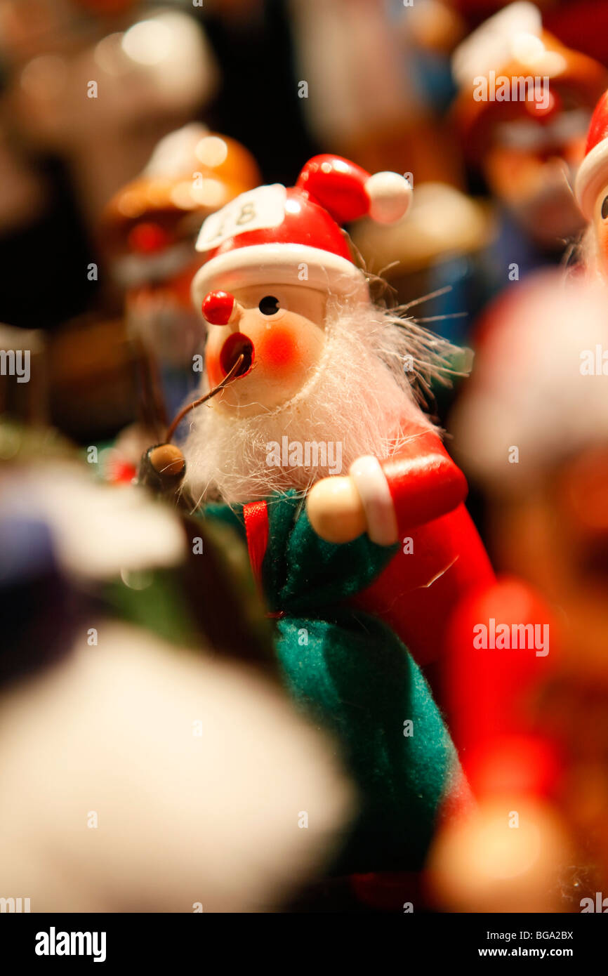 Dem deutschen Markt im Stadtzentrum von Bimingham zu Weihnachten. Father Christmas handgemachtes Spielzeug. Stockfoto