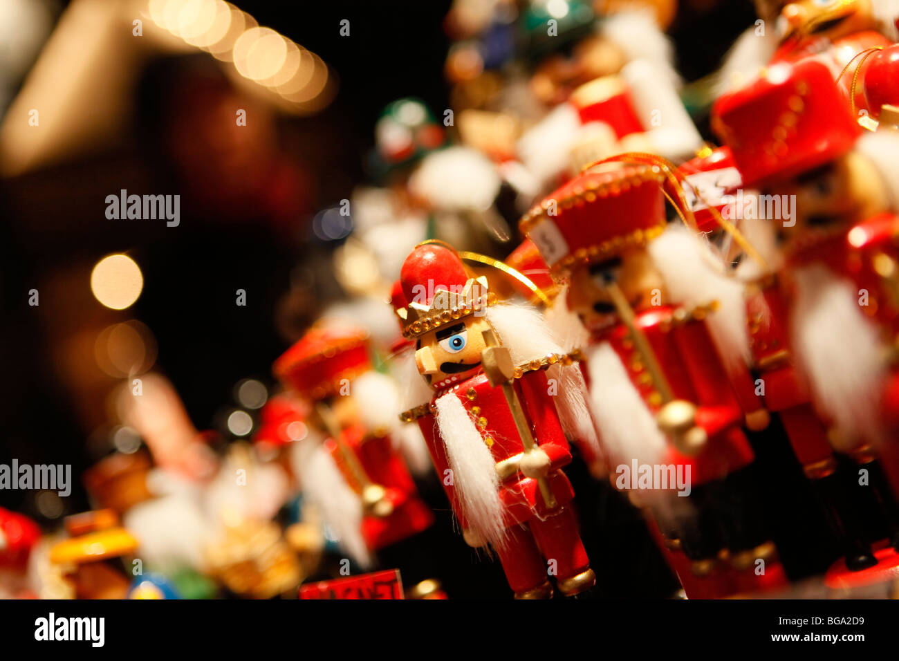 Dem deutschen Markt im Stadtzentrum von Bimingham zu Weihnachten. Traditionelle handgemachtes Spielzeug. Stockfoto