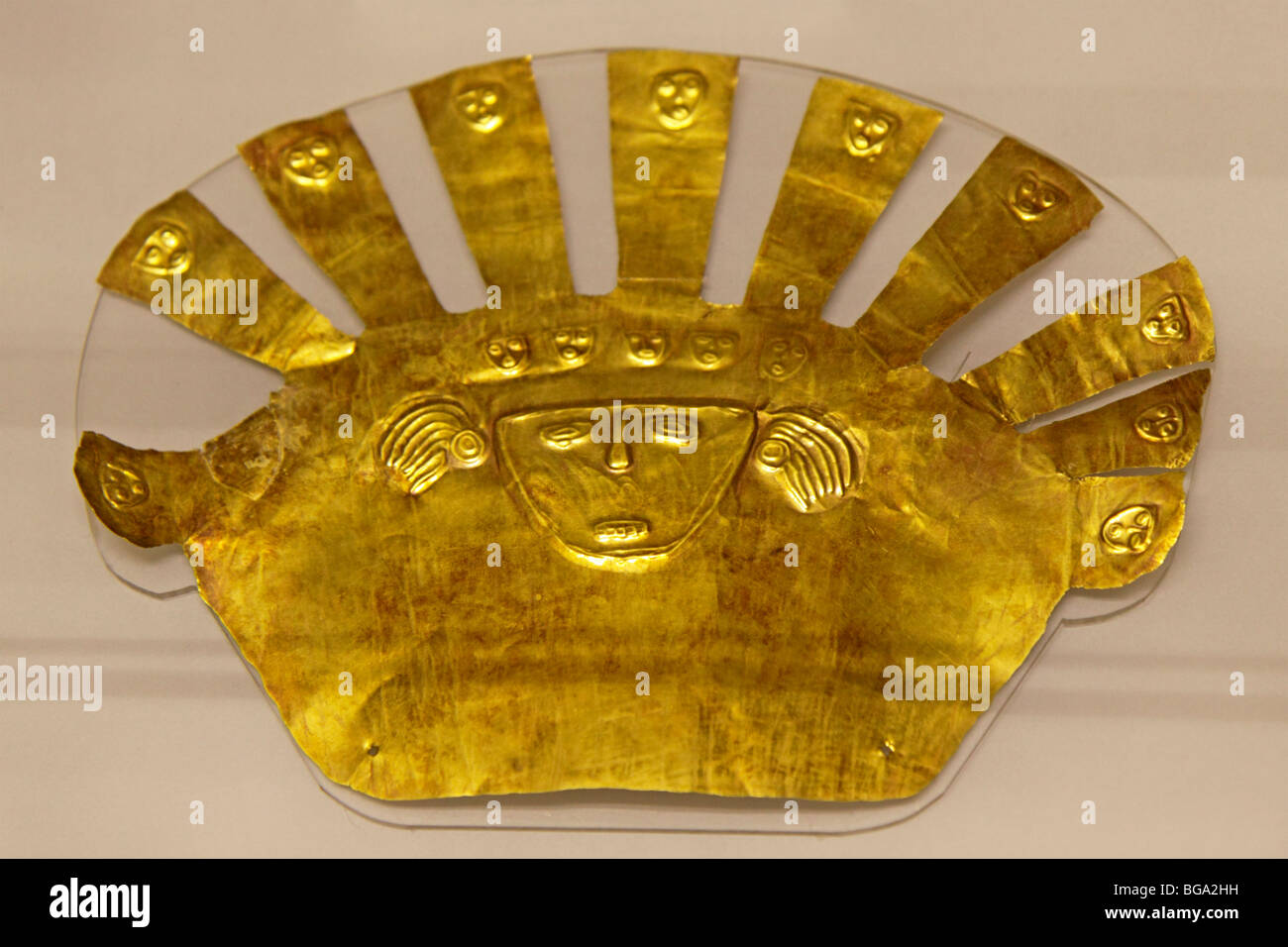 Goldene Kopfbedeckung, Nasca-Kultur, National Museum, Lima, Peru, Südamerika Stockfoto