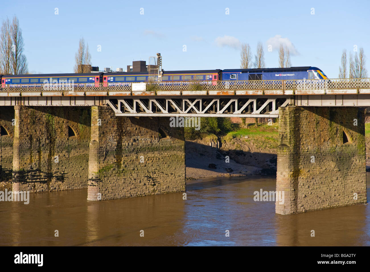 Inter City First Great Western Zug vorbei über Brücke Fluss Usk in Newport South Wales UK Stockfoto