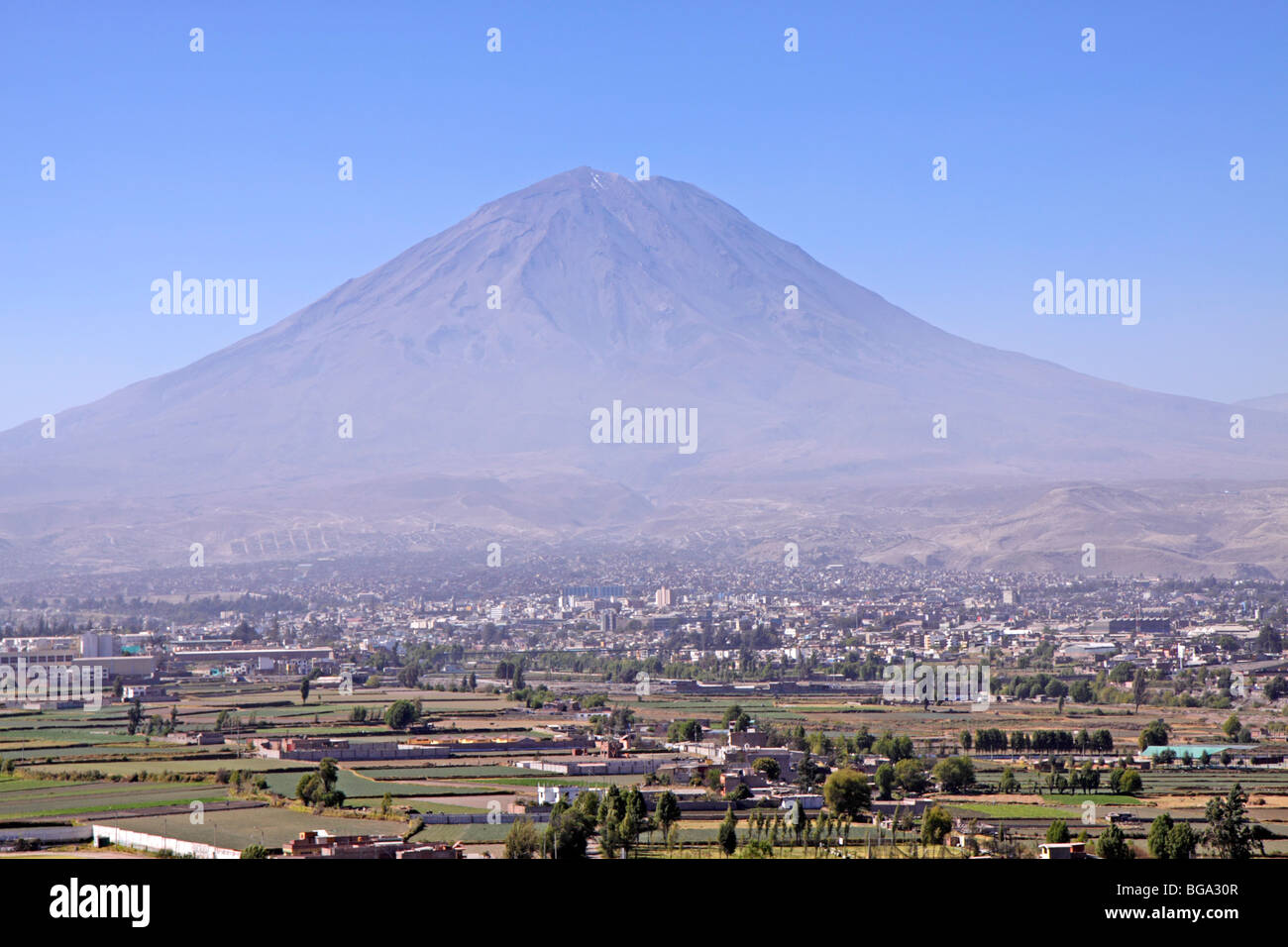 Panoramablick über die Stadt vom Sachaca Tower mit Vulkan El Misti in den Hintergrund, Arequipa, Peru, Südamerika Stockfoto