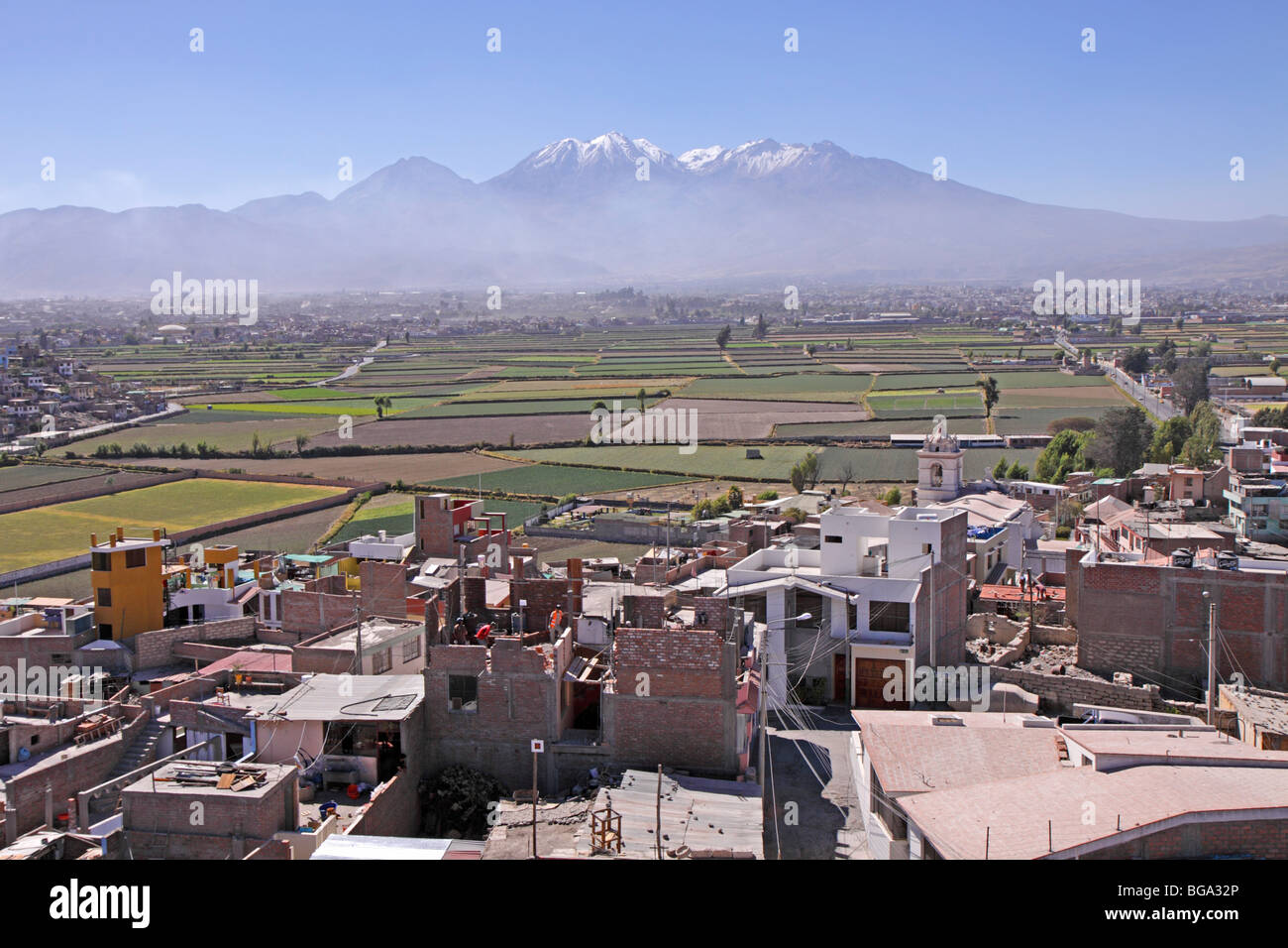 Panoramablick über die Stadt vom Sachaca Tower mit Vulkan Chachani im Hintergrund, Arequipa, Peru, Südamerika Stockfoto