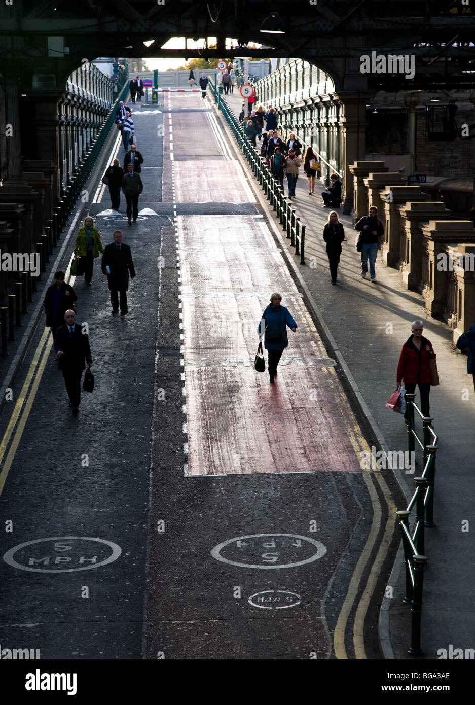 Pendler im Bahnhof Waverley, Edinburgh, West Loathian, Schottland Stockfoto