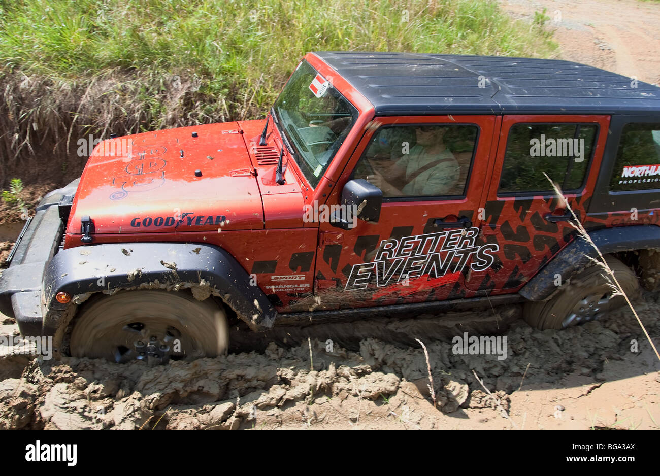 Jeep Wrangler im Schlamm stecken Stockfoto