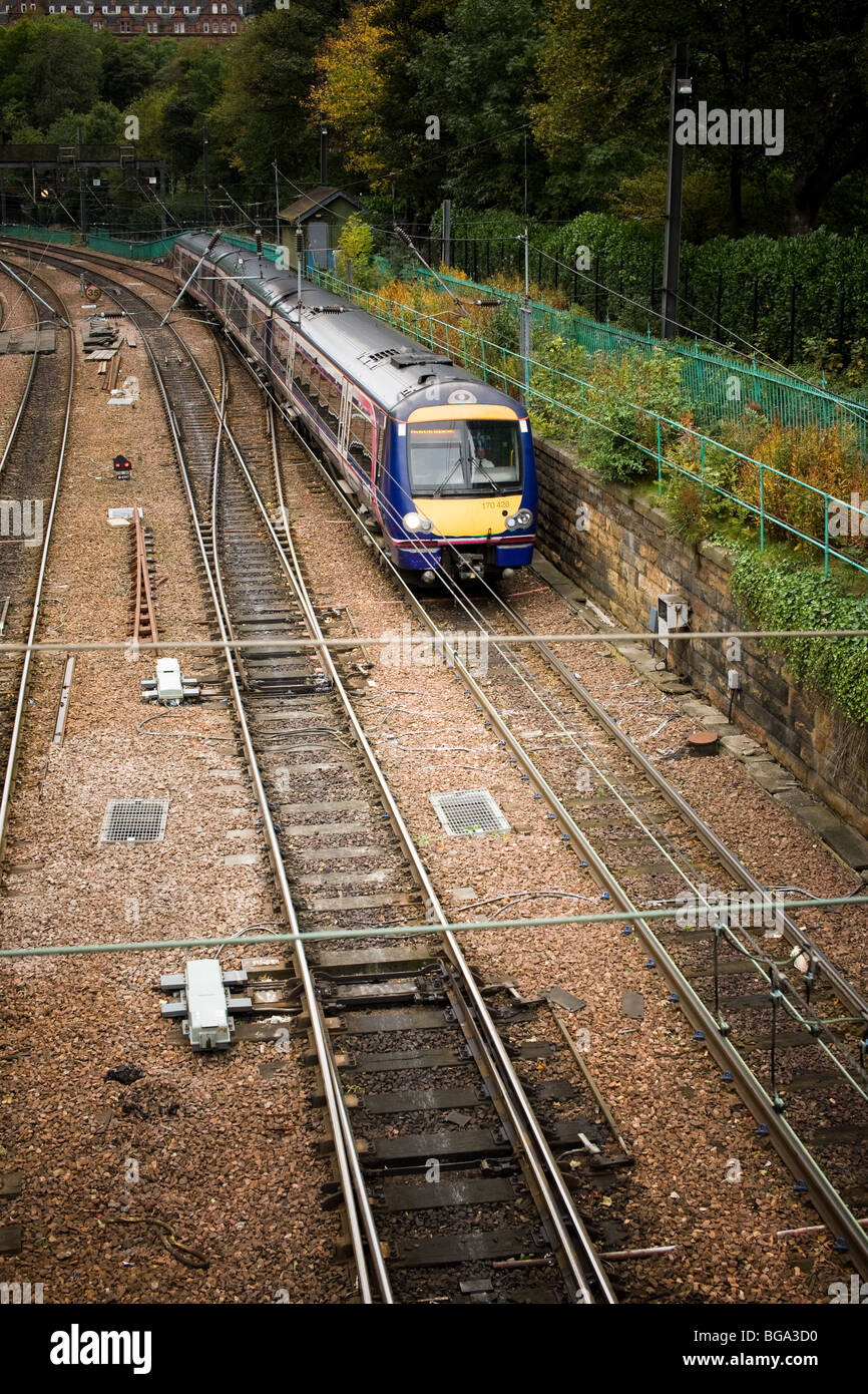 Klasse 170 428 nähert sich Waverley Station, Edinburgh, West Loathian, Schottland Stockfoto
