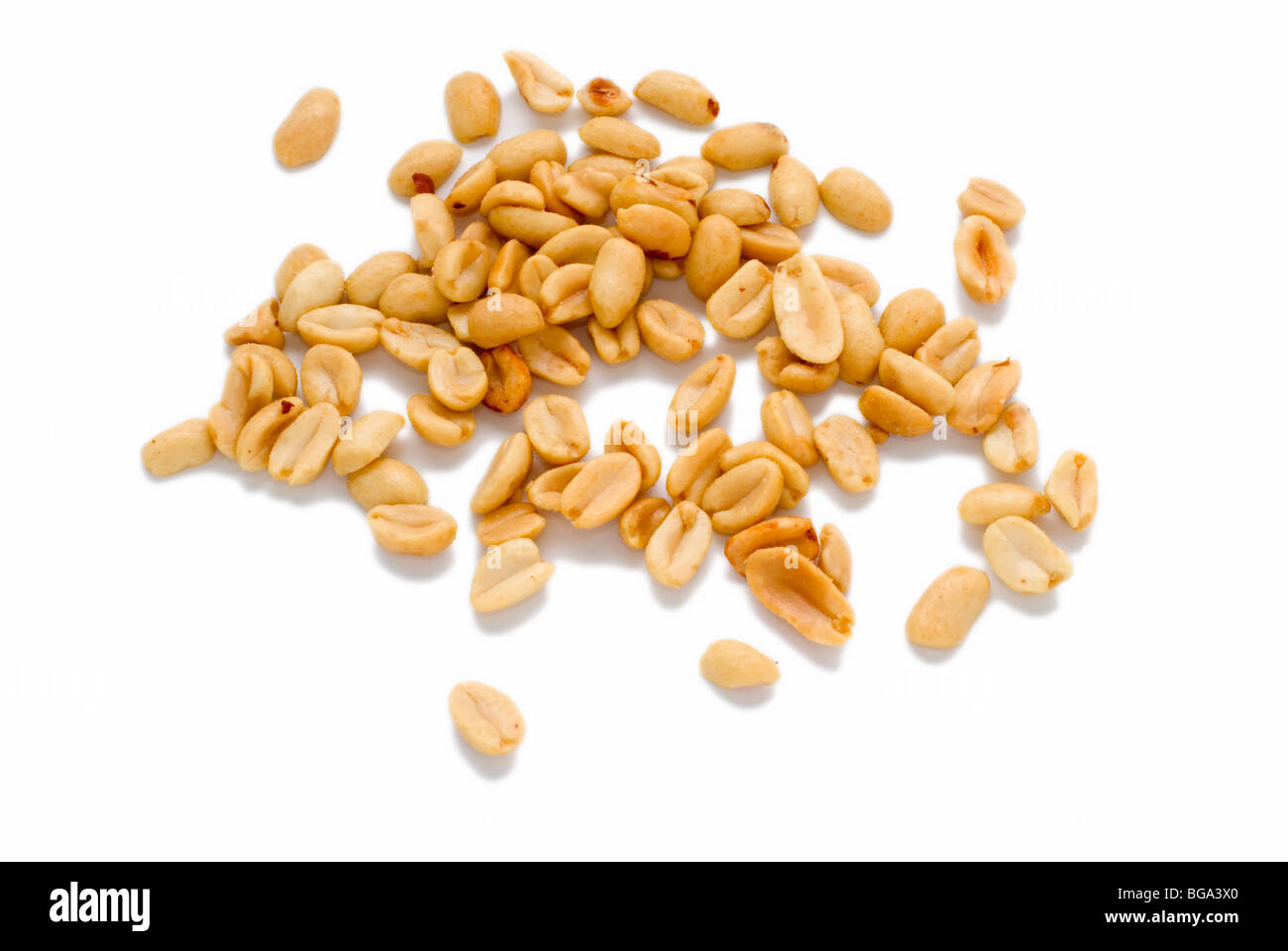 Gesalzene Erdnüsse auf weißem Hintergrund Stockfoto