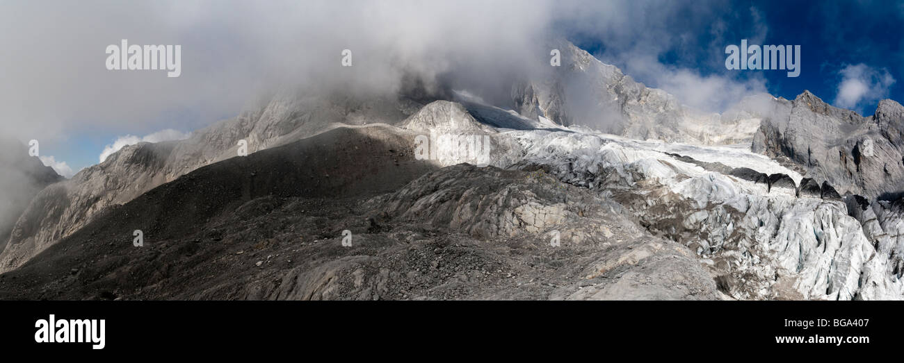 Panoramablick über Jade Dragon Snow Mountain (Yulong Xueshan Mountain oder Mt Satseto) von trockenen Wiese in Meer (Ganhaizi) Stockfoto