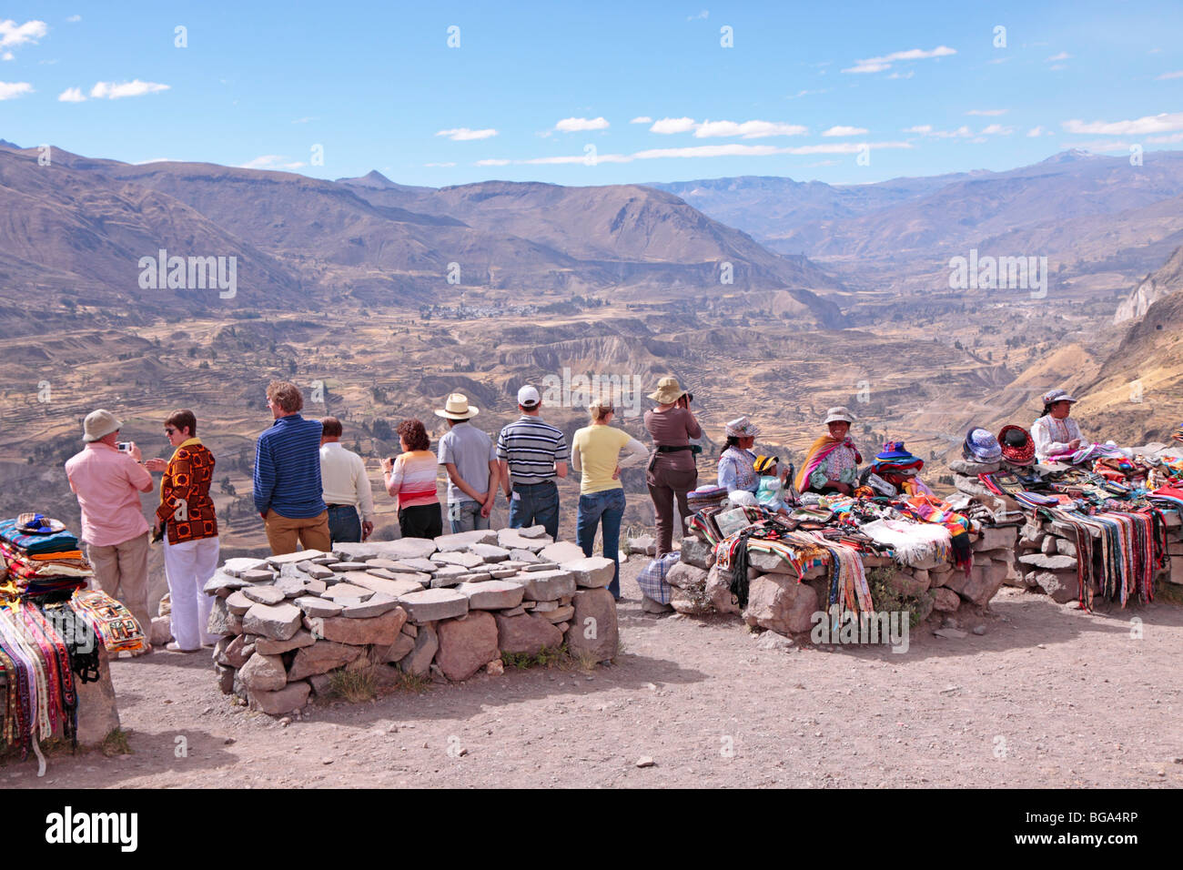 einheimische Frauen mit Souvenirs an einem Aussichtspunkt über den Colca Canyon, Anden, Peru, Südamerika Stockfoto