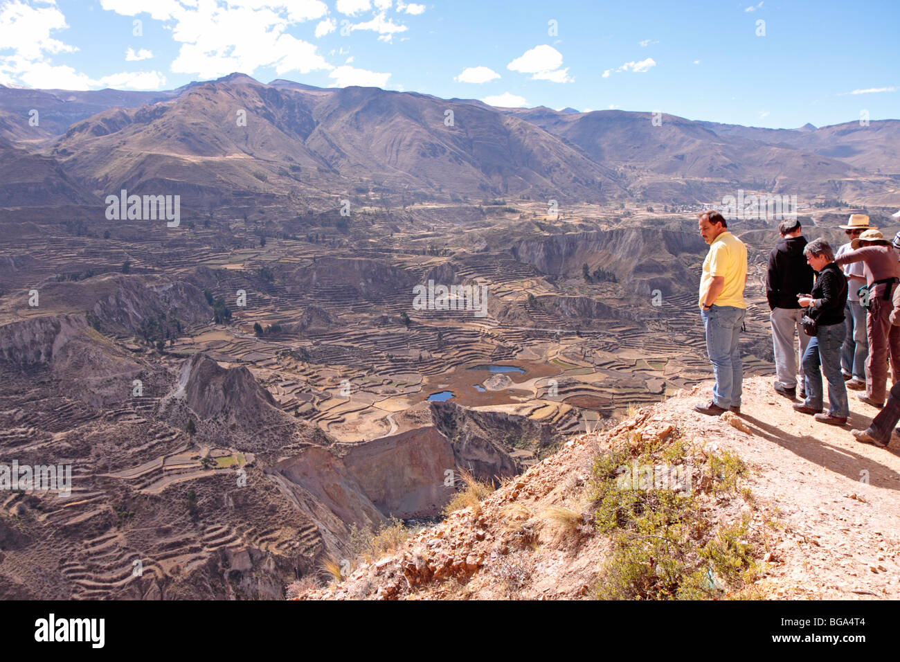Menschen an einem Aussichtspunkt über den Colca Canyon, Anden, Peru, Südamerika Stockfoto