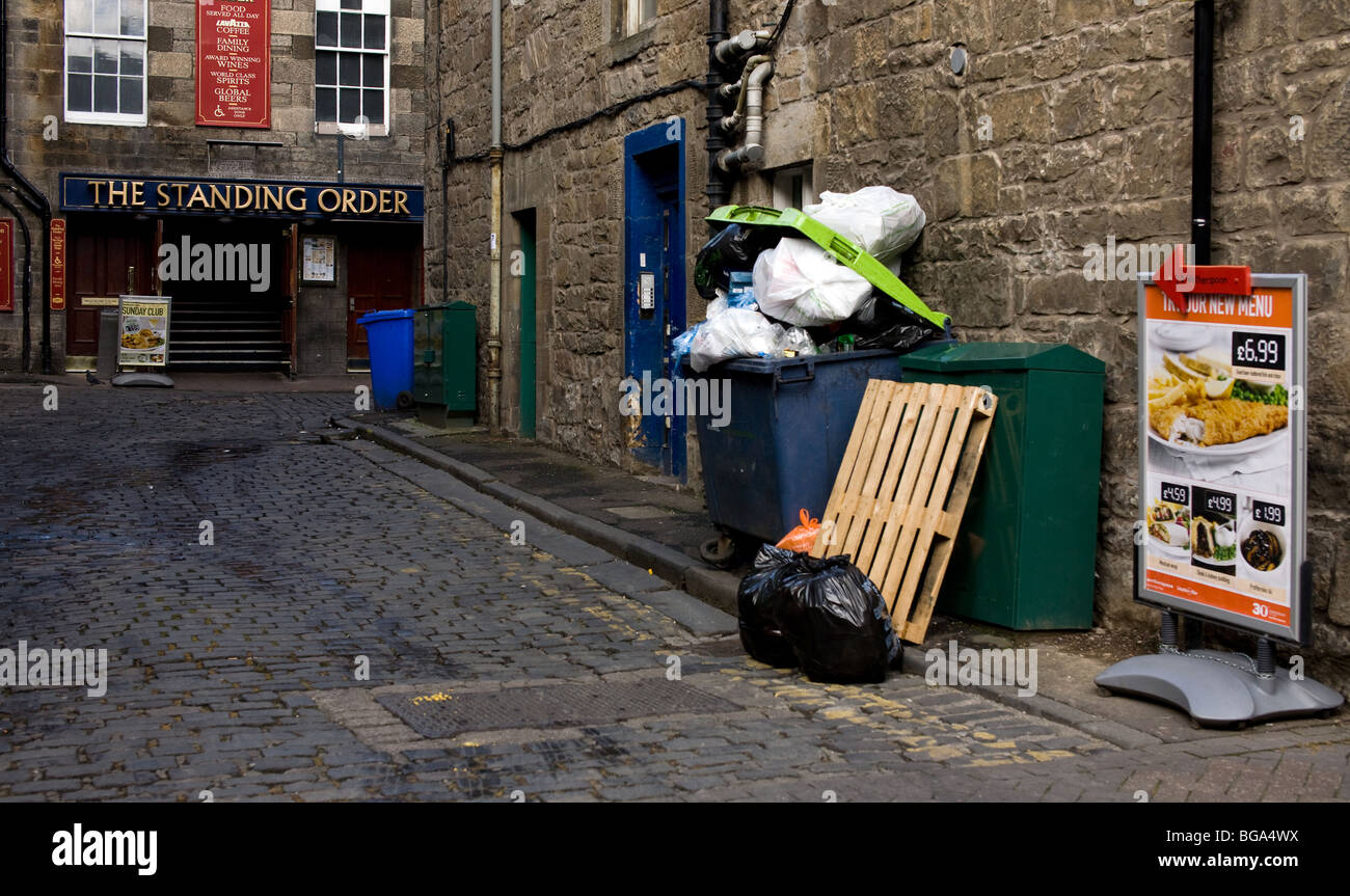 Gestapelte Müll in einer Seitenstraße in West Loathian, Edinburgh, Schottland Stockfoto