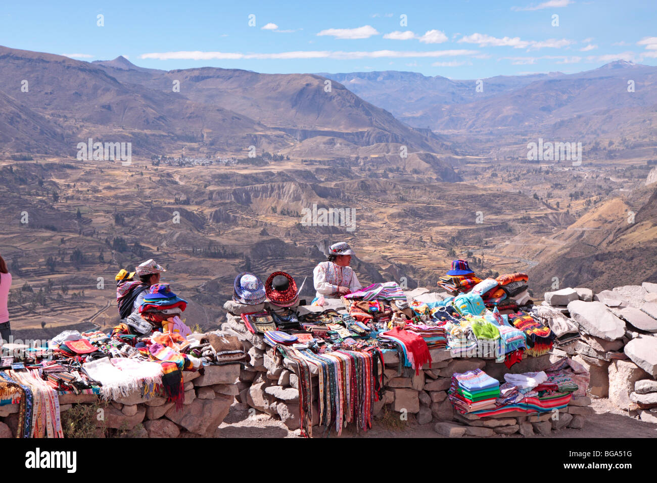 einheimische Frauen mit Souvenirs an einem Aussichtspunkt über den Colca Canyon, Anden, Peru, Südamerika Stockfoto