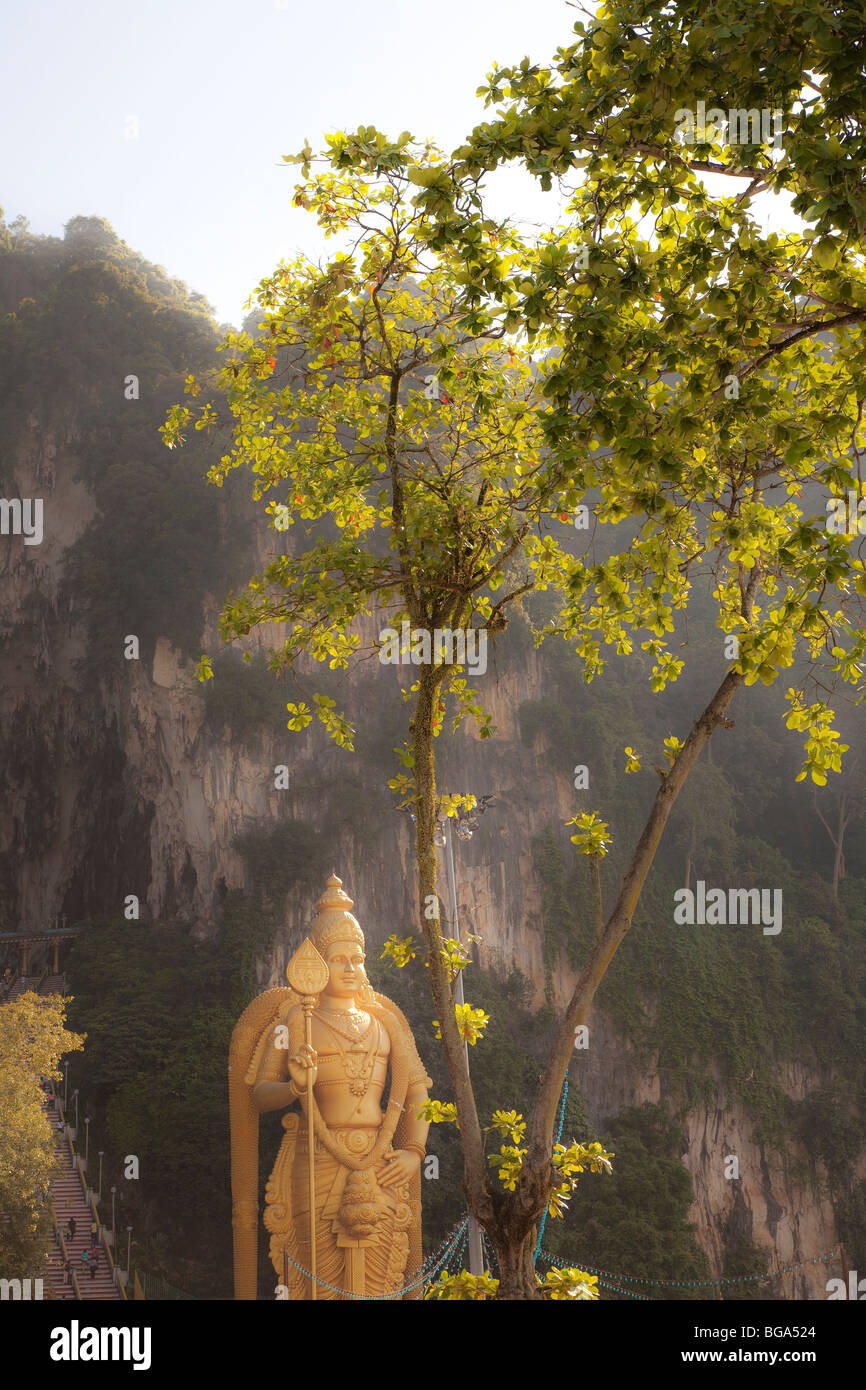 Eingang zum Batu Caves, ein Hindu-Schrein und eine touristische Attraktion, Malaysia. Statue von Murugan, eine hinduistische Gottheit. Stockfoto