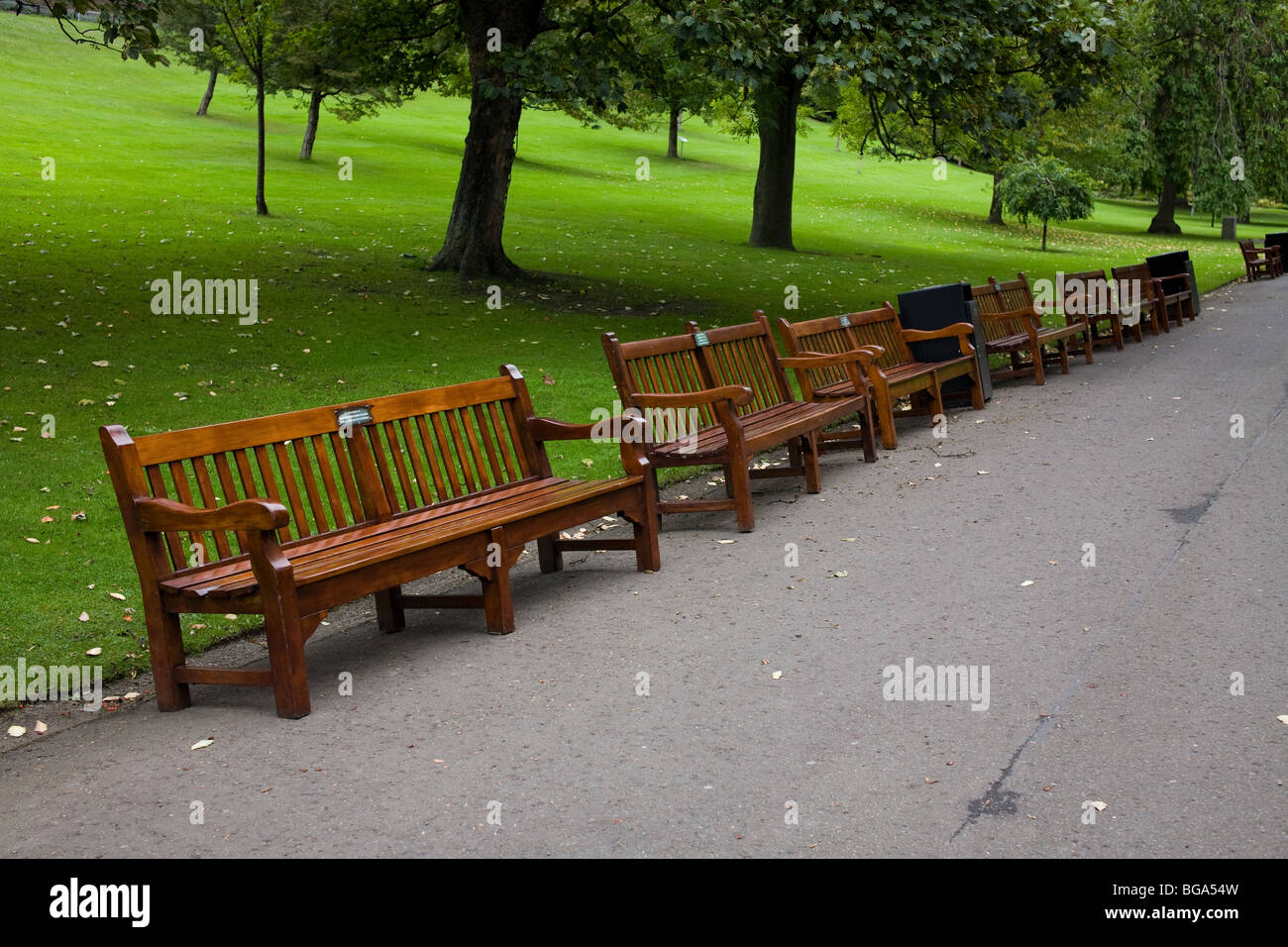 Parkbänke in der Princess Street Gardens, Edinburgh, West Loathian, Schottland Stockfoto