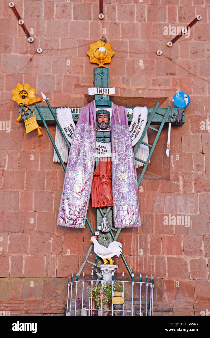 Kreuz an der Wand von der Kathedrale, Puno, Peru, Anden, Südamerika Stockfoto
