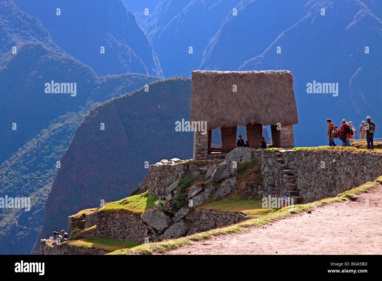 Steinhütte an der Spitze der Ruinen von Machu Picchu, Peru, Südamerika Stockfoto