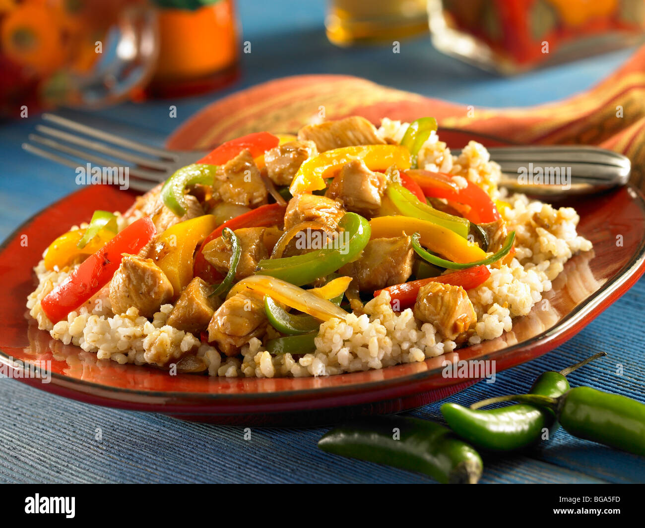 Ingwer Chili Huhn Pfeffer unter Rühren braten auf Naturreis Stockfoto