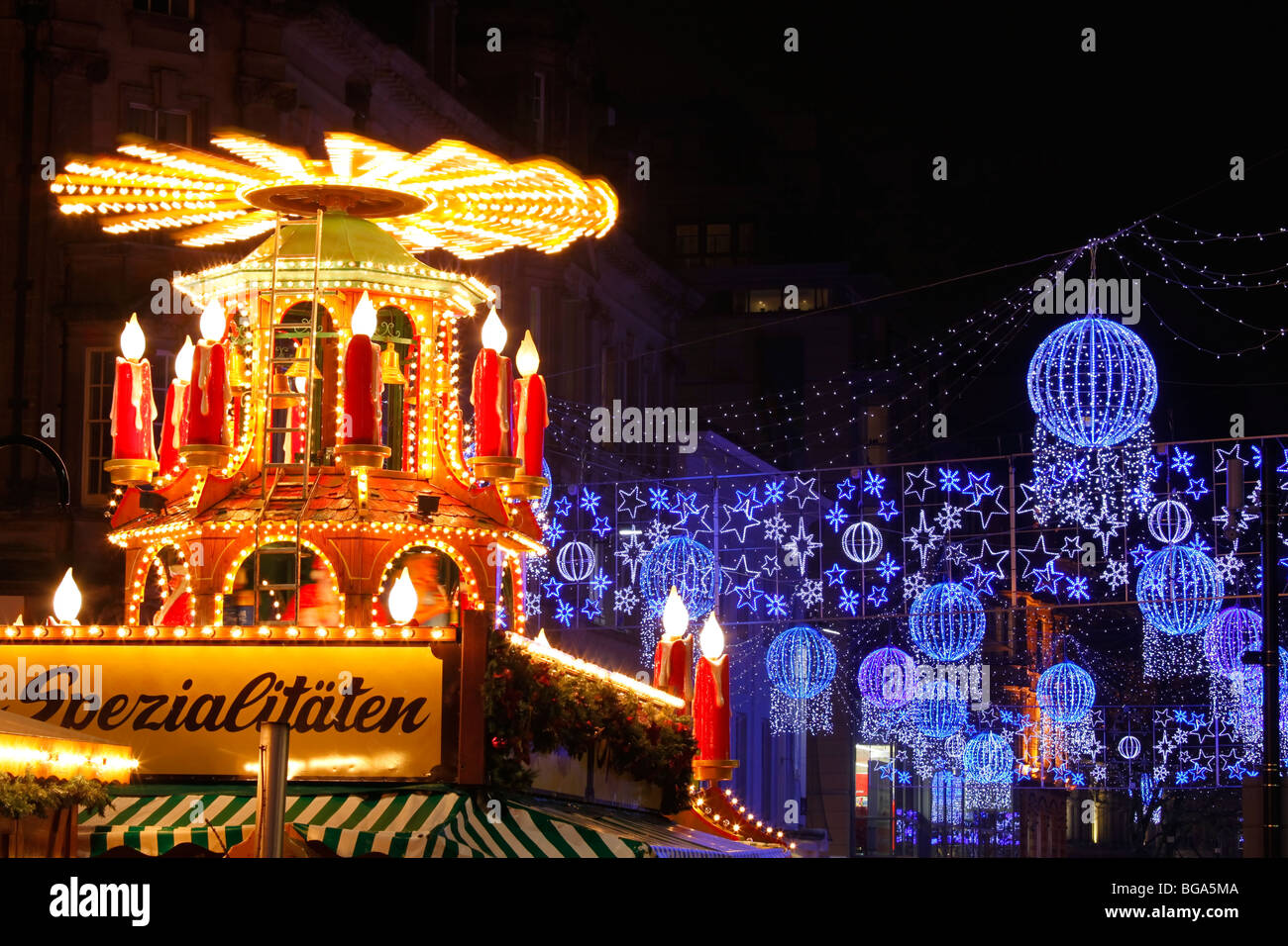 Dem deutschen Markt im Stadtzentrum von Bimingham zu Weihnachten. Weihnachtsbeleuchtung und Dekorationen. Stockfoto