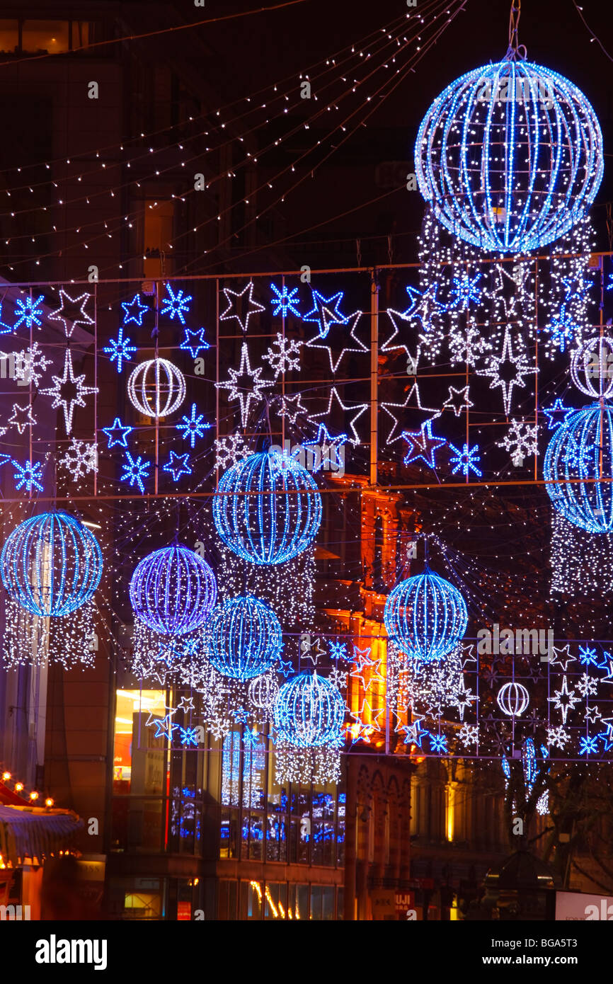 Dem deutschen Markt im Stadtzentrum von Bimingham zu Weihnachten. Weihnachtsbeleuchtung und Dekorationen. Stockfoto