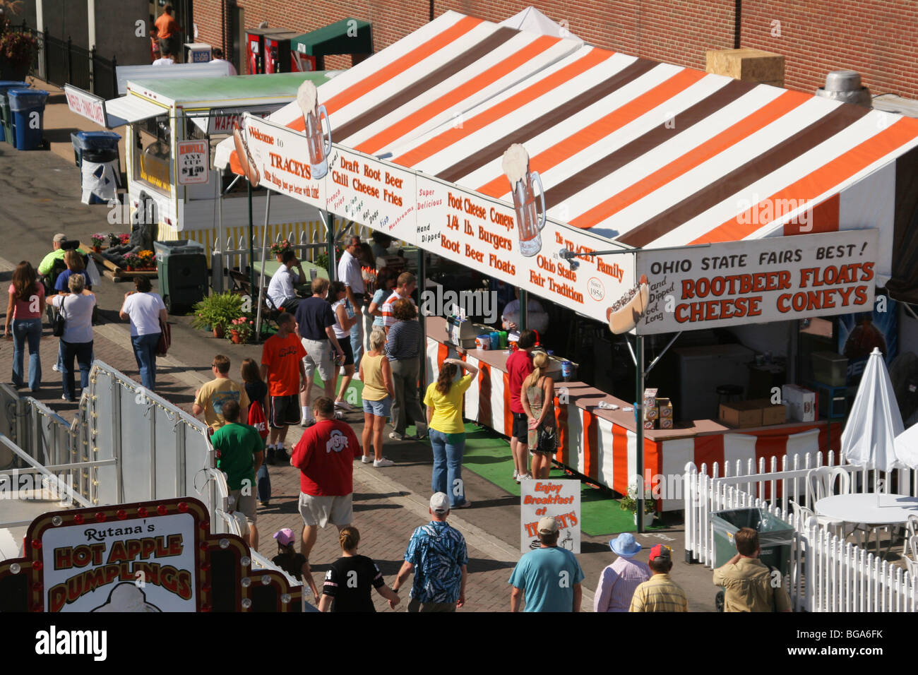 Kreditor Imbissbuden an Ohio State Fair. Columbus, Ohio, USA. Traceys Root Beer Floats und Käse Coneys. Stockfoto