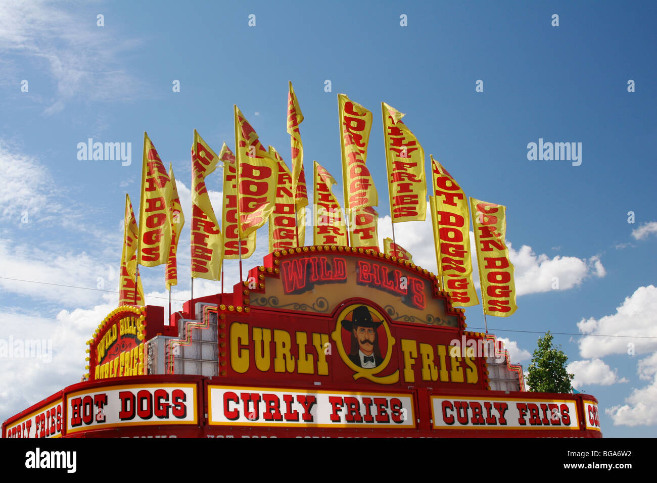 Wild Bills Food-Anbieter Stand an Ohio State Fair. Columbus, Ohio. Anzeichen sind Hotdogs, gewellten Pommes. Stockfoto