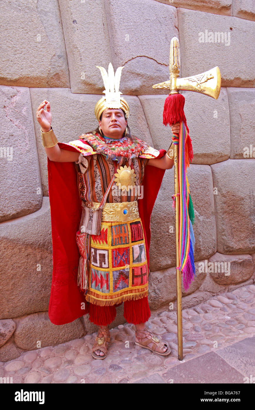 Native Mann als ein Inka-Krieger bei Calle Hatun Rumiyok, Cuzco, Anden, Peru, Südamerika Stockfoto