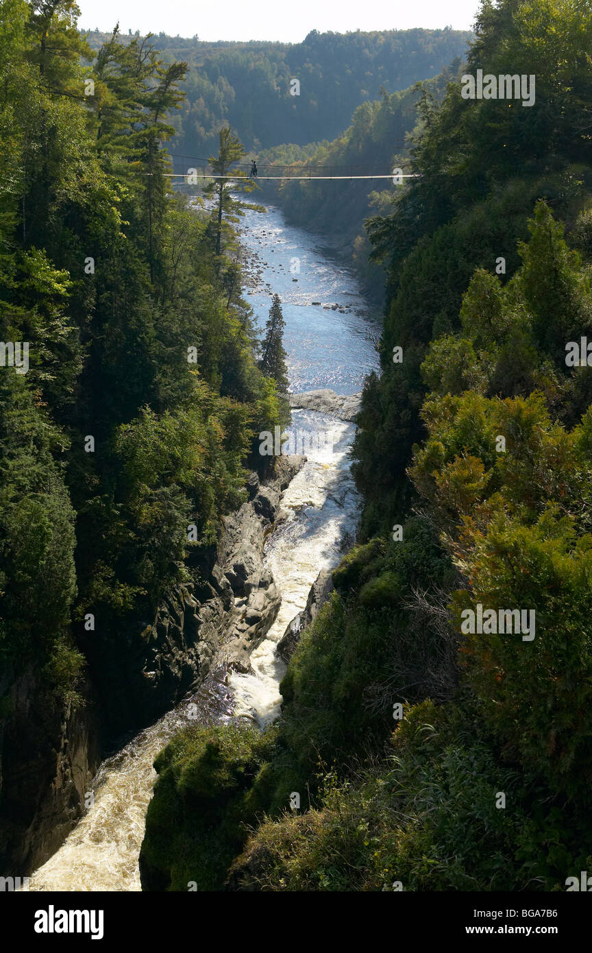 St. Anne Canyon River mit Hängebrücke, Quebec, Kanada Stockfoto