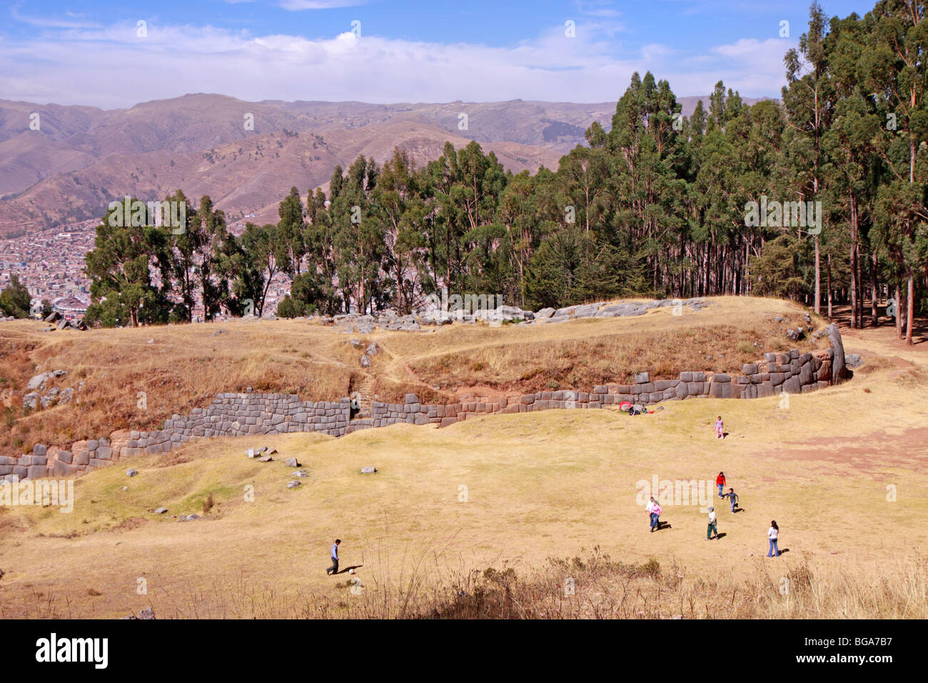 Menschen Sie Fußball spielen neben den Inka-Ruinen von Kenko, Anden, Peru, Südamerika Stockfoto